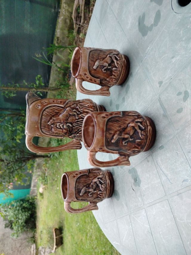 Giara e bicchieri in ceramica marrone