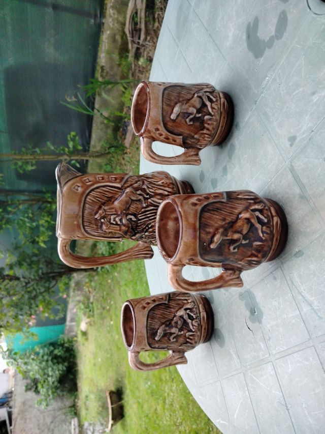 Giara e bicchieri in ceramica marrone