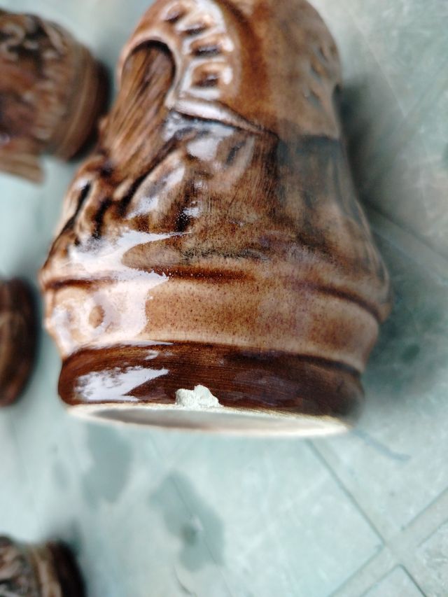 Giara e bicchieri in ceramica marrone