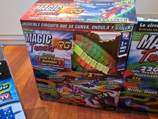 Magic Tracks: circuito con coches y mando a distan