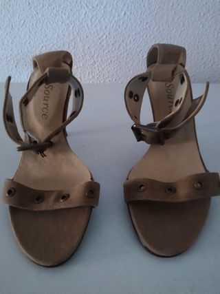 Sandalias Source marrón mujer