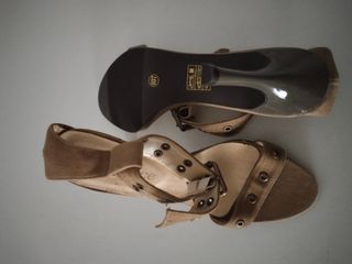 Sandalias Source marrón mujer
