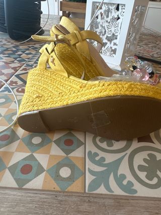 zapato cuña Membur Amarilla