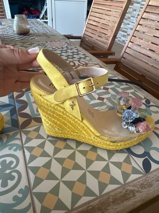 zapato cuña Membur Amarilla