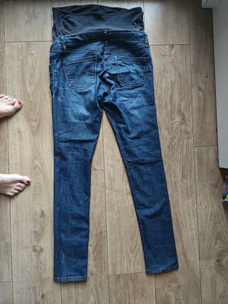 Pantalones vaqueros premamá en muy buen estado.