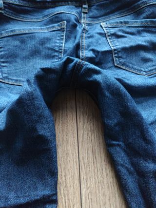Pantalones vaqueros premamá en muy buen estado.