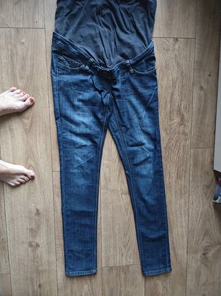 Pantalones vaqueros premamá en muy buen estado.