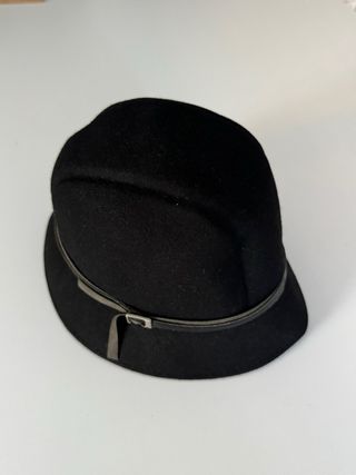 Gorro negro de fieltro