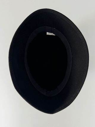 Gorro negro de fieltro