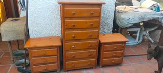 Conjunto dormitorio madera: cómoda + 2 mesitas