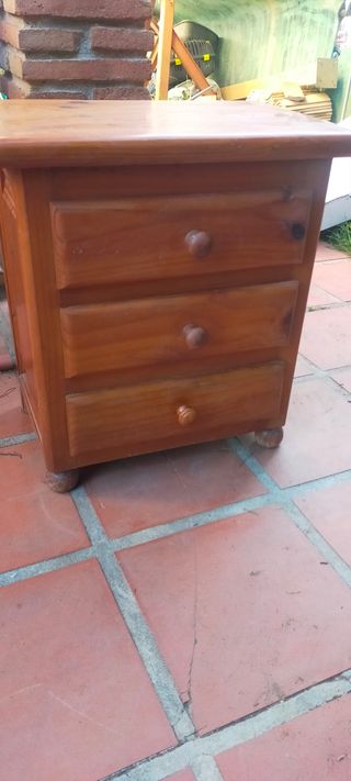 Conjunto dormitorio madera: cómoda + 2 mesitas
