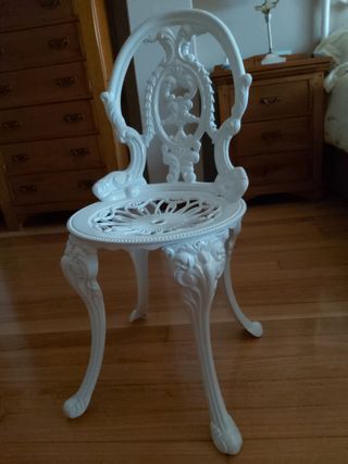 MESA Y CUATRO SILLAS 