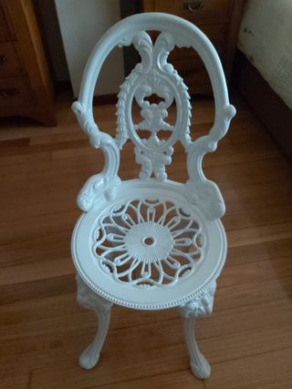 MESA Y CUATRO SILLAS 
