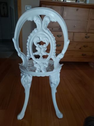 MESA Y CUATRO SILLAS 