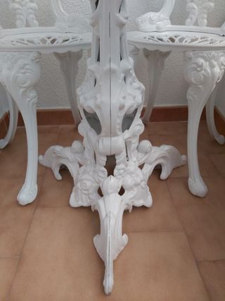 MESA Y CUATRO SILLAS 