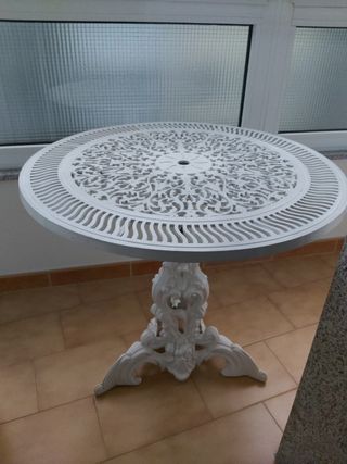 MESA Y CUATRO SILLAS 