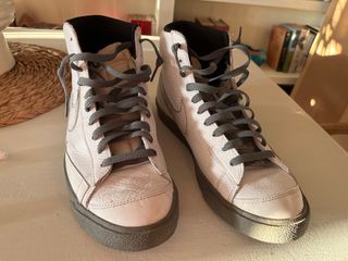 Nike Blazer Mid '77 - Blancas/Gris