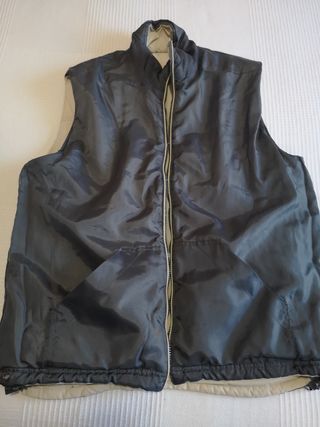 Chaleco reversible beige y gris oscuro.