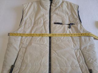 Chaleco reversible beige y gris oscuro.