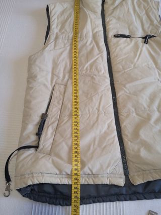 Chaleco reversible beige y gris oscuro.