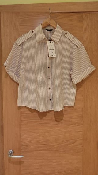 Camisa con etiqueta