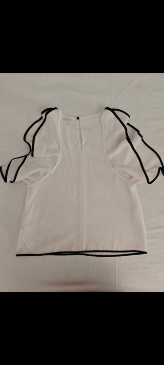 Blusa blanca c/ ribetes negros