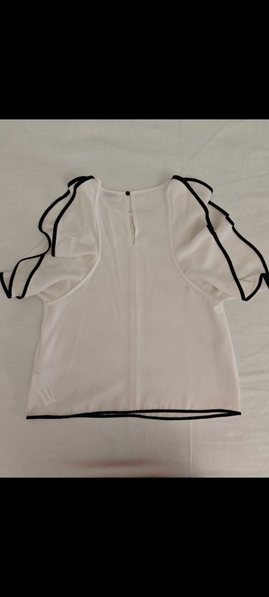Blusa blanca c/ ribetes negros