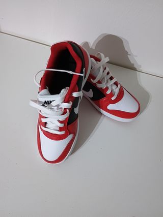 Zapatillas Nike rojas y blancas