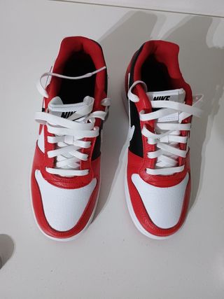 Zapatillas Nike rojas y blancas