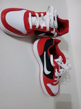 Zapatillas Nike rojas y blancas