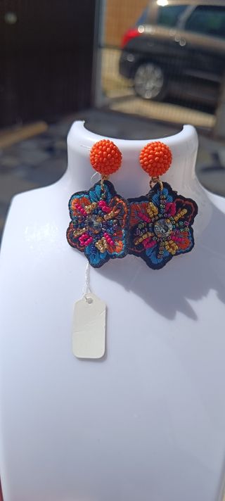 Pendientes negros y naranjas