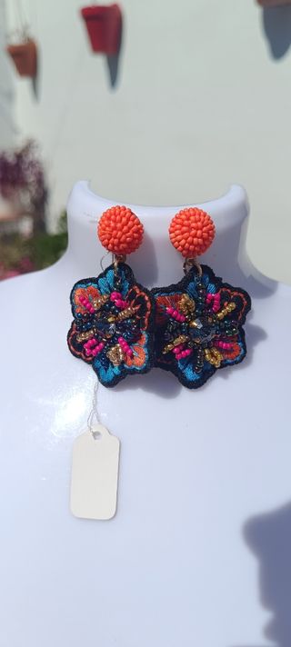 Pendientes negros y naranjas