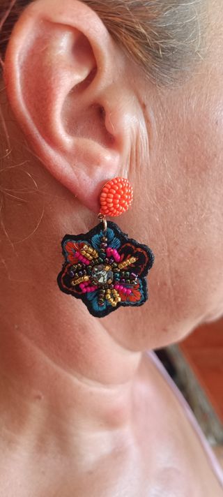 Pendientes negros y naranjas