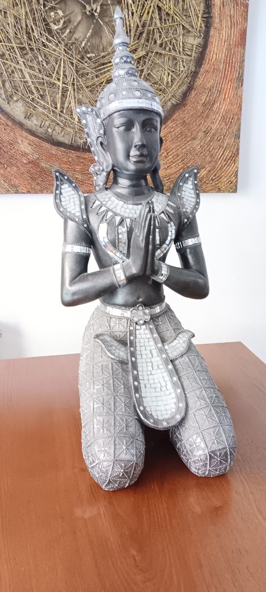 Estatua Buda meditación plata.Resto de tienda.