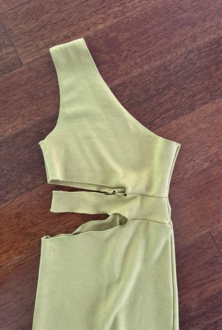 Vestido Zara asimétrico verde oliva