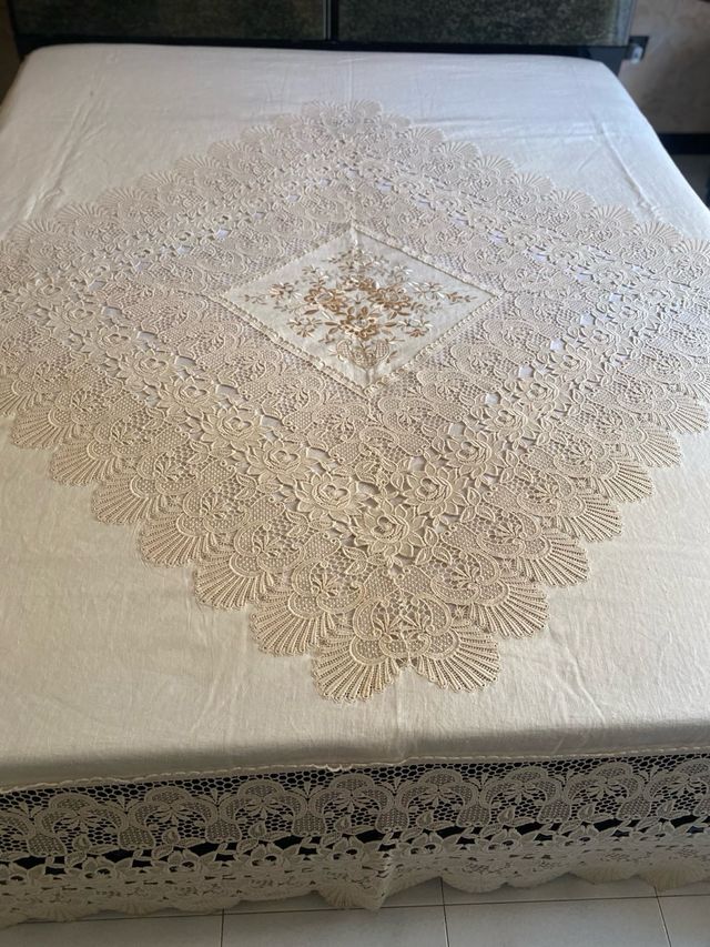 Copriletto in lino beige, pizzo