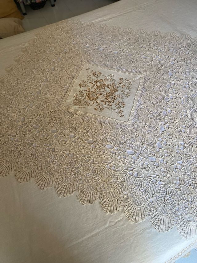 Copriletto in lino beige, pizzo