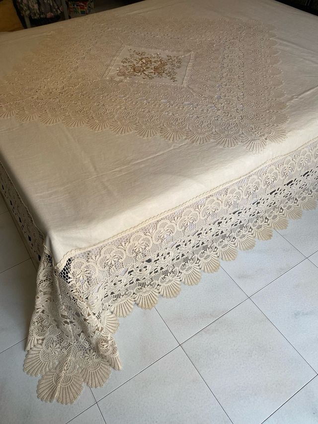 Copriletto in lino beige, pizzo