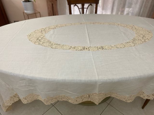 Tovaglia ovale beige in lino con pizzo