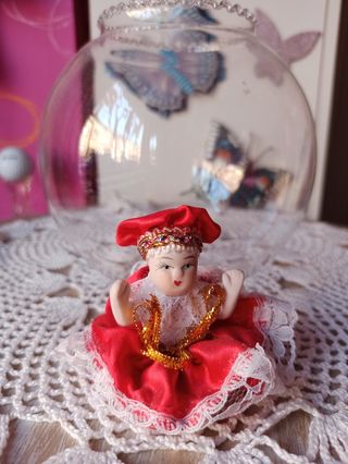 Muñeca veneciana en pecera