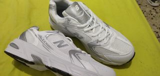 Zapatillas New Balance 530 - Blancas y Plateadas