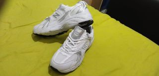 Zapatillas New Balance 530 - Blancas y Plateadas