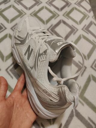 Zapatillas New Balance 530 - Blancas y Plateadas
