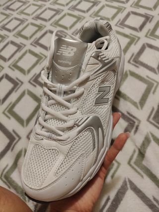 Zapatillas New Balance 530 - Blancas y Plateadas
