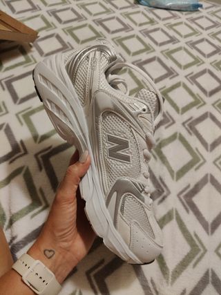 Zapatillas New Balance 530 - Blancas y Plateadas