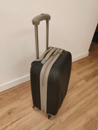 Maleta cabina gris con 4 ruedas giratorias. 