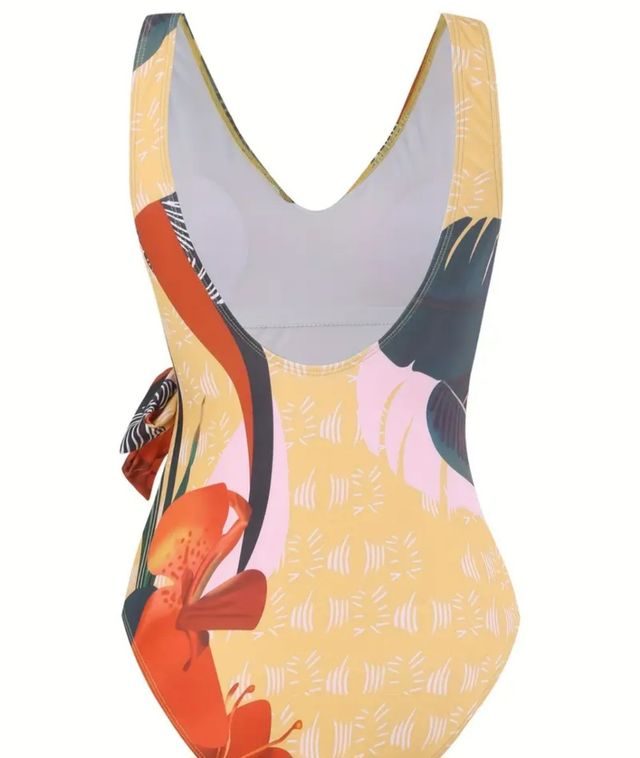 Bañador cruzado estampado flores.