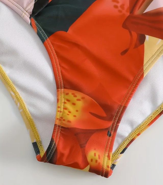 Bañador cruzado estampado flores.