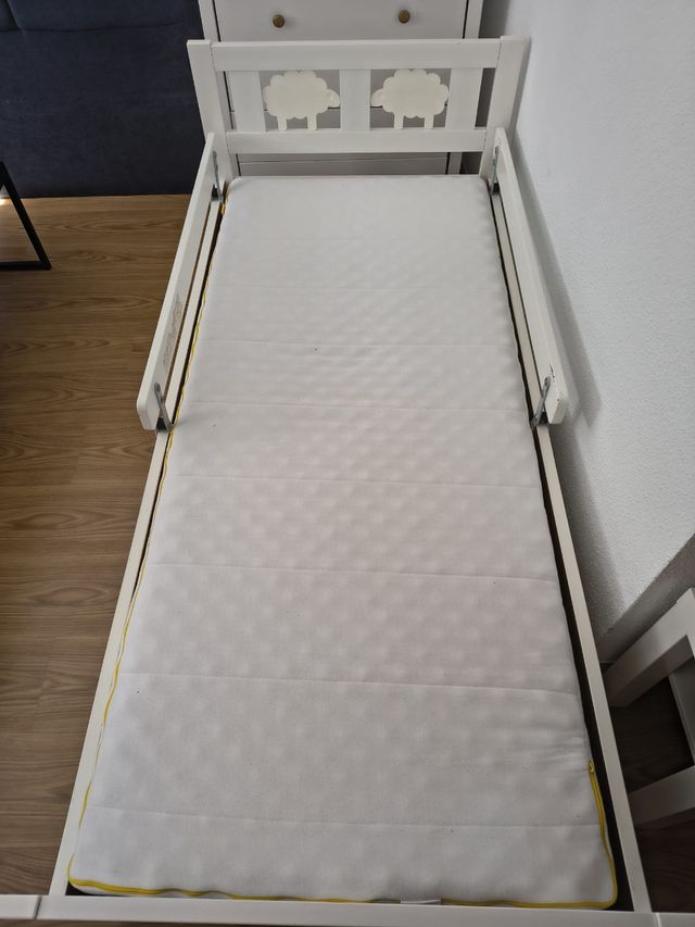Cama infantil Ikea con colchón y dos barras