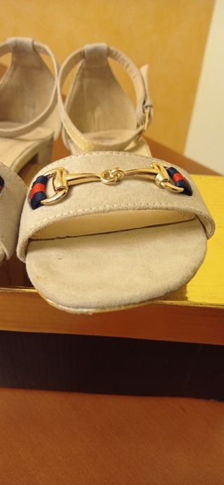 Sandalias beige mujer tacón bajo. Talla 37.